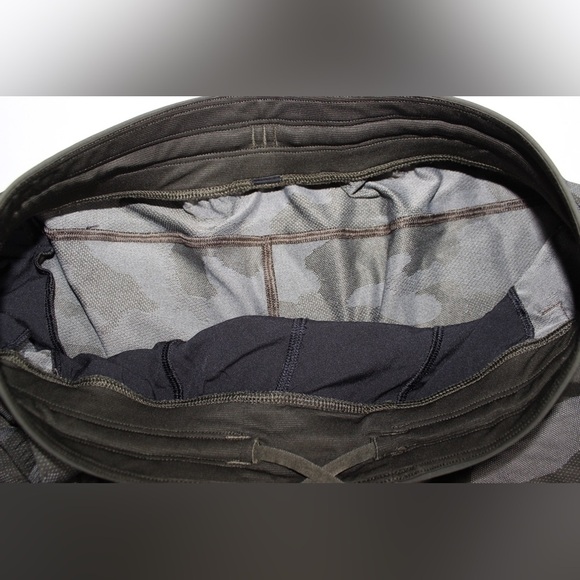 Lululemon T.H.E. Short 9" Linerless Shorts Size Medium - Picture 9 of 10